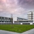 Het Bauhausgebouw in Dessau met strakke witte vleugels en glazen gevels