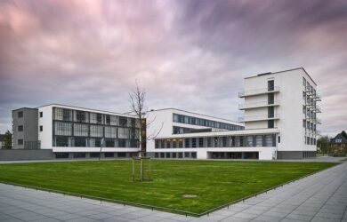 Het Bauhausgebouw in Dessau met strakke witte vleugels en glazen gevels