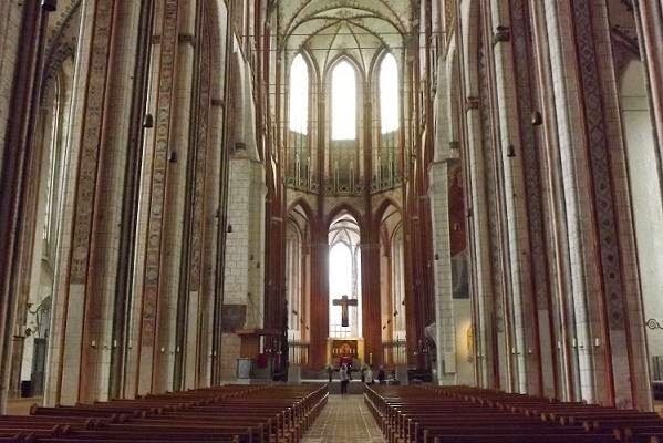 Interieur van een gotische bakstenen kerk met hoge gewelven