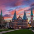 Het Holstentor in Lübeck tegen een kleurrijke avondlucht