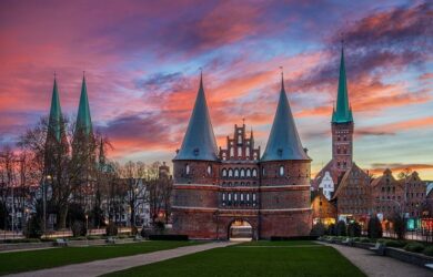 Het Holstentor in Lübeck tegen een kleurrijke avondlucht
