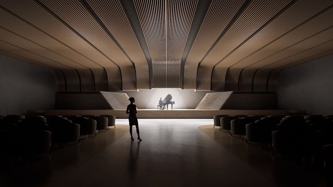 Modernistische concertzaal met vleugel, houten ribben en silhouet van bezoeker