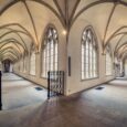 Gotische kloostergang met hoge ramen en houten deur in Münster